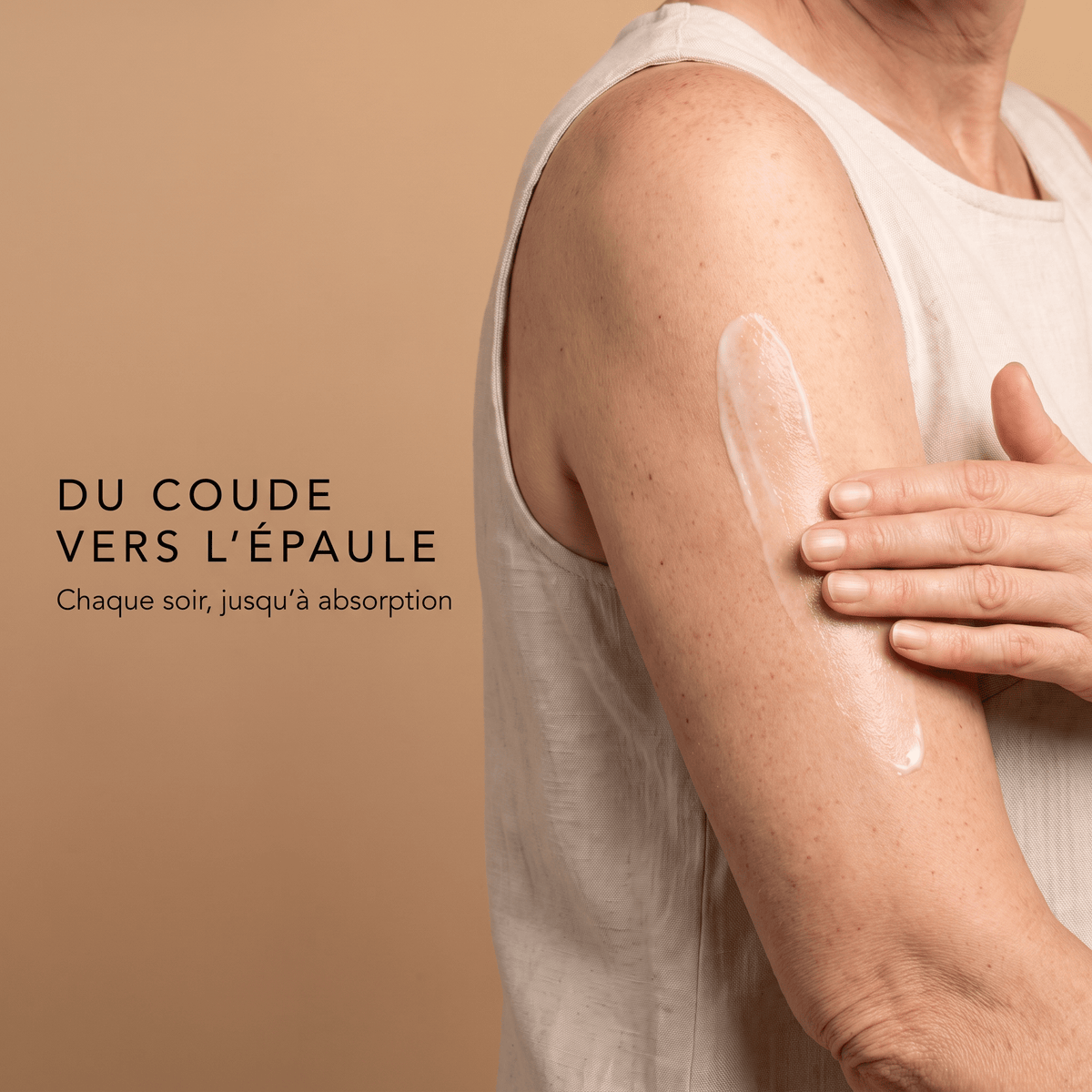 Application de la crème Body Sunday sur le haut du bras, en remontant du coude vers l'épaule